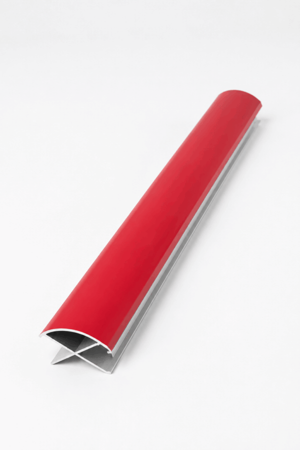 Aluminiumprofil mit roter Schutzfolie auf der Sichtfläche
